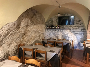 Pizzeria Il Grottino-locale in pietra