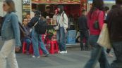 A Milano Chinatown affoga tra street food, tavolini abusivi e rifiuti