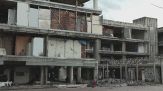 Roma, a Tor Cervara in azione le ruspe nel "palazzo della droga"