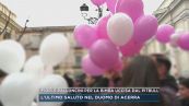 Fiori e palloncini per la bimba uccisa dal pitbull