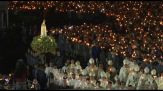 Migliaia di pellegrini pregano al santuario portoghese di Fatima