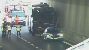 Bus della gita contro un tir, muore la maestra, feriti 30 bimbi