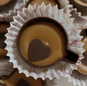 Cioccolatini a tazzina di caffè con nocciola