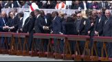 Funerali Papa, la stretta di mano tra Trump e Macron in piazza