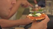 Scontrini pazzi, fa togliere i pomodorini dalla pizza ma costa di più!