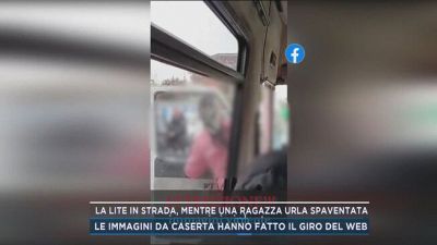 La lite in strada, mentre una ragazza urla spaventata