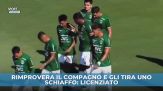 Rimprovera il compagno e gli tira uno schiaffo. Licenziato.