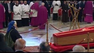 Papa, suor Geneviève che rompe il protocollo davanti alla salma