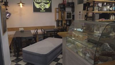 Costretto a dormire nel locale per proteggerlo dai ladri