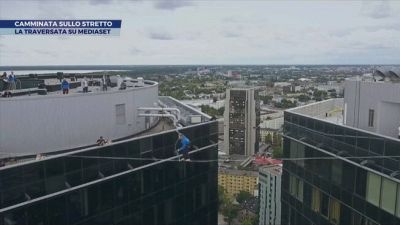 Un uomo sfida l'impossibile sullo Stretto: tutto in diretta su Mediaset