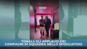 Tonali, gli applausi dei compagni di squadra nello spogliatoio