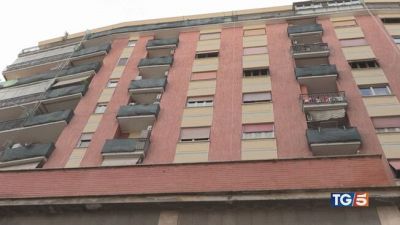 Finisce in ospedale e le occupano la casa