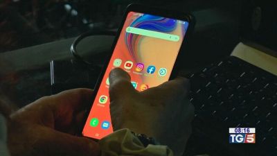 Spiare WhatsApp, si rischia l'arresto