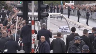 Papa, manifestante anti-Corrida intralcia papamobile in Lussemburgo