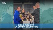 Messi ha di nuovo tra le mani la "sua" Coppa del Mondo e la bacia