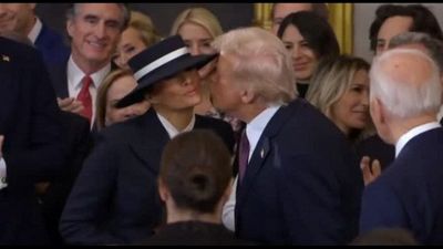 Il cappello a tesa larga di Melania blocca il bacio di Trump