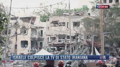 Breaking News delle 21.30 | Israele colpisce la tv di Stato iraniana