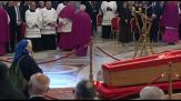 Papa, suor Geneviève che rompe il protocollo davanti alla salma