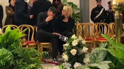 De Filippi con il figlio Gabriele alla camera ardente di Costanzo