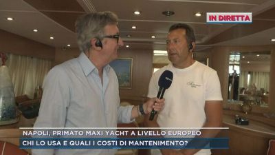 Napoli, da uno yacht nel porto di Mergellina