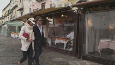 "Pasta, pizza, tiramisù" Ischia dà lo stop ai "buttadentro
