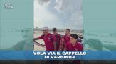 Raphinha in fila per l'ingresso nell'aereo e il cappello vola via