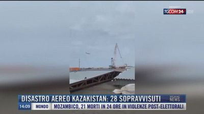 Breaking News delle 14.00 | Disastro aereo Kazakistan: 28 sopravvissuti