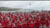 Kate Bush, centinaia in rosso ballano sul porto di Folkestone