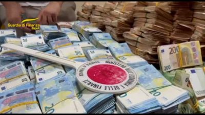 Sequestrati a un medico 8 milioni di euro in contanti a Napoli