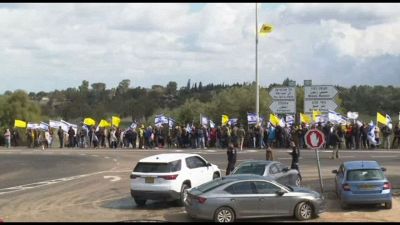 Il convoglio con le bare dei quattro ostaggi arriva a Tel Aviv
