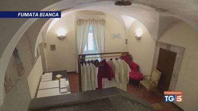 Fumata bianca: il nuovo Papa nella "Stanza delle lacrime"