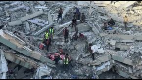 A Gaza crolla un palazzo di 6 piani, decine di dispersi
