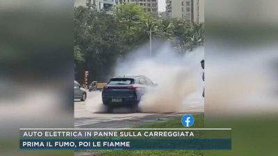 Auto elettrica in panne sulla carreggiata