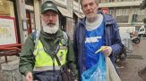 A Milano in corso Buenos Aires i volontari fanno il lavoro del Comune