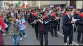 25 aprile, a Milano il corteo canta e balla "Bella Ciao"