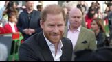 Bagno di folla e applausi per Harry e Meghan a Nottingham