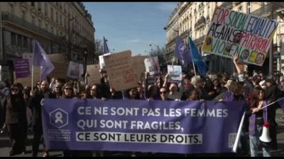 8 Marzo, migliaia in piazza a Parigi per i diritti delle donne