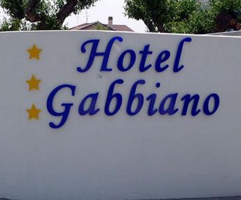 Hotel Gabbiano, Insegna