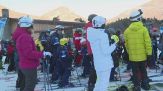 Pista chiusa per mancanza di neve, centinaia di sciatori in coda