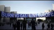 Maxi striscione Greenpeace a Bruxelles: Bruciare Gas rovina l'Europa