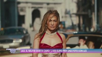 JLo, il selfie caro: 1400 euro per una foto con lei