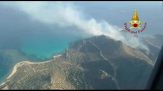 Vasti incendi a Villasimius, chiusa spiaggia di Punta Molentis