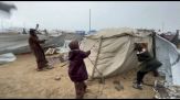 Gaza, una violenta tempesta devasta le tende degli sfollati sulla costa