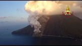 L'eruzione dello Stromboli vista dall'elicottero dei Vigili del Fuoco