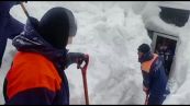 Russia, la Kamchatka invasa dalla neve: soccorritori spalano