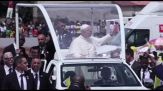 Il Papa in Angola saluta la folla in festa dalla papamobile