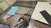 Lavagne spaccate, pc distrutti, pareti imbrattate ma nessuno pagherà