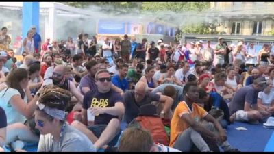 Parigi 2024, gli spettatori combattono il caldo nella fan zone
