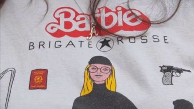 T-shirt con bambola brigatista, Renault 4 con il corpo di Moro