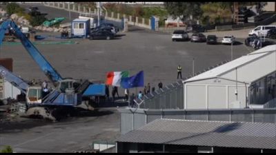 Albania, i 16 migranti lasciano la nave Idra per registrarsi